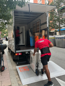 Camión de Mudanzas Panda en Barcelona, con cajas optimizadas para una mudanza barata y eficiente, ahorrando dinero en tu próximo cambio de casa.